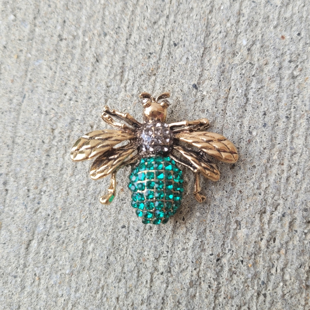 Bee Brooch 🎁NWT